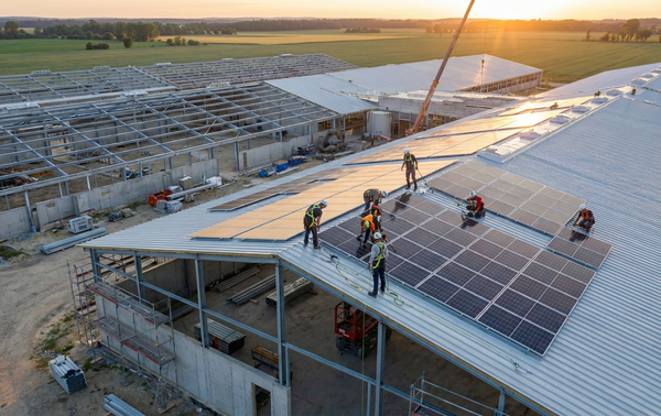 Instalacja fotowoltaiczna hybrydowa na dachu